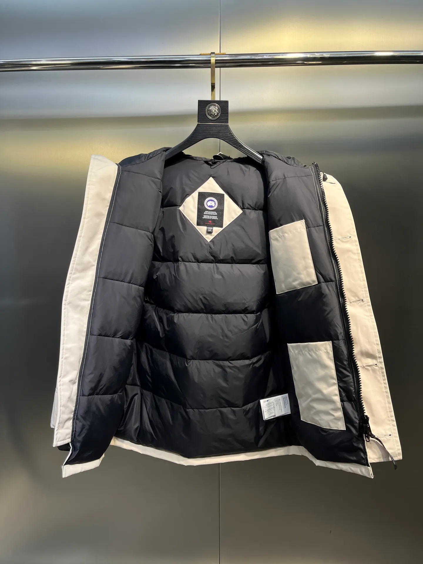 P860 Canada Goose model 06, the same model as the famous star, men's and women's models, with cold-proof flannel on the collar, close to the head and neck, comfortable and warm! The fabric is made of high-density nano-level waterproof fabric, which is windproof and wear-resistant and has a certain thickness! Seamless threaded cuffs! Avoid hard knots! It doesn’t matter how low the temperature is this winter, one piece is enough. I’ll give you the wind and temperature! Contains pure duck down, sufficient quantity, unique fashion design + waterproof craft fabric + big brand YKK double zipper pullers, real photos, upright style quality, regardless of the external standard and the internal content, you can feel free to compare it with the softer, easier to wrinkle and lighter version on the market!  size：s-xxl